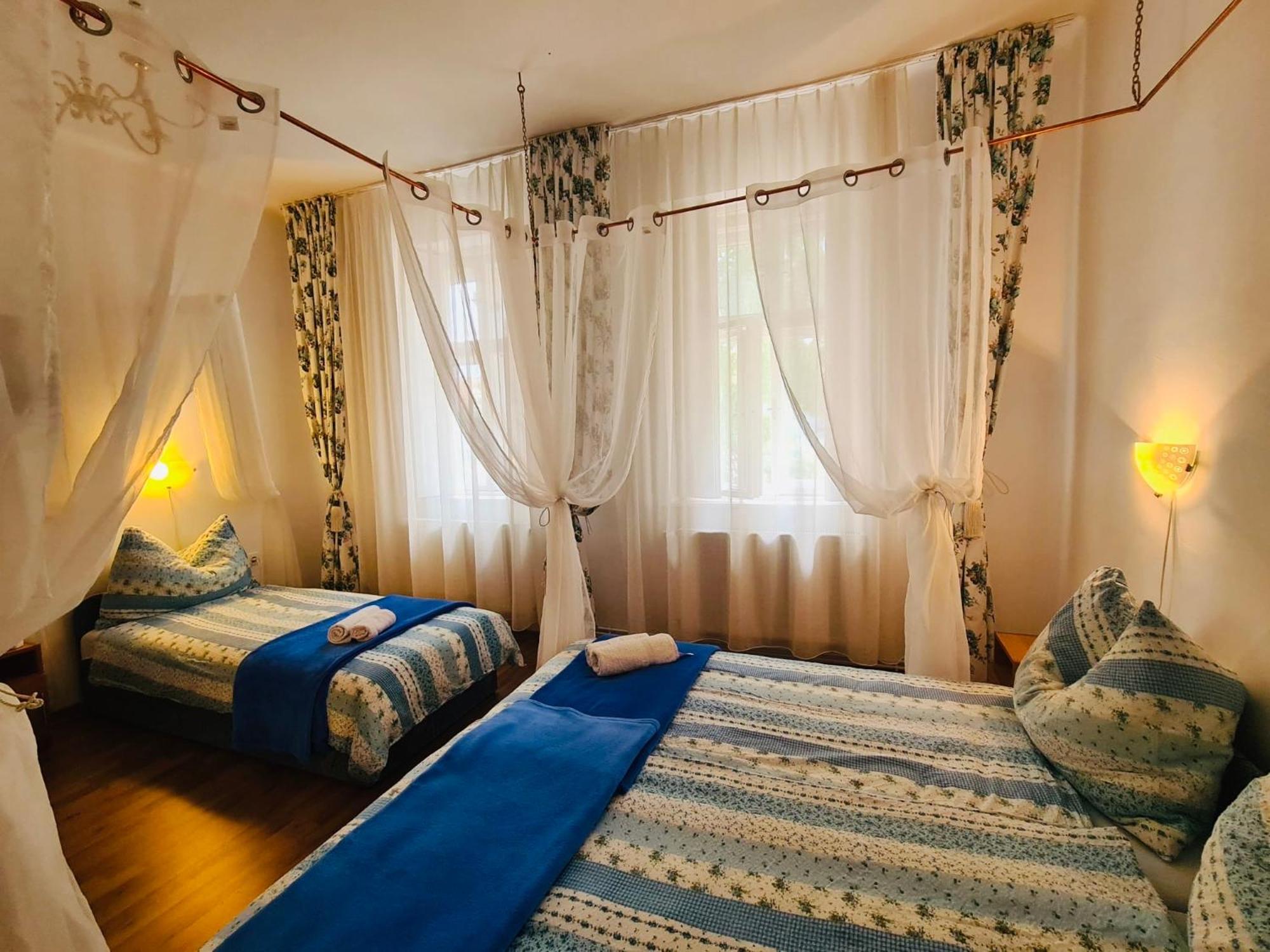 Pensiunea Schwartzy Hotel Mako Ngoại thất bức ảnh