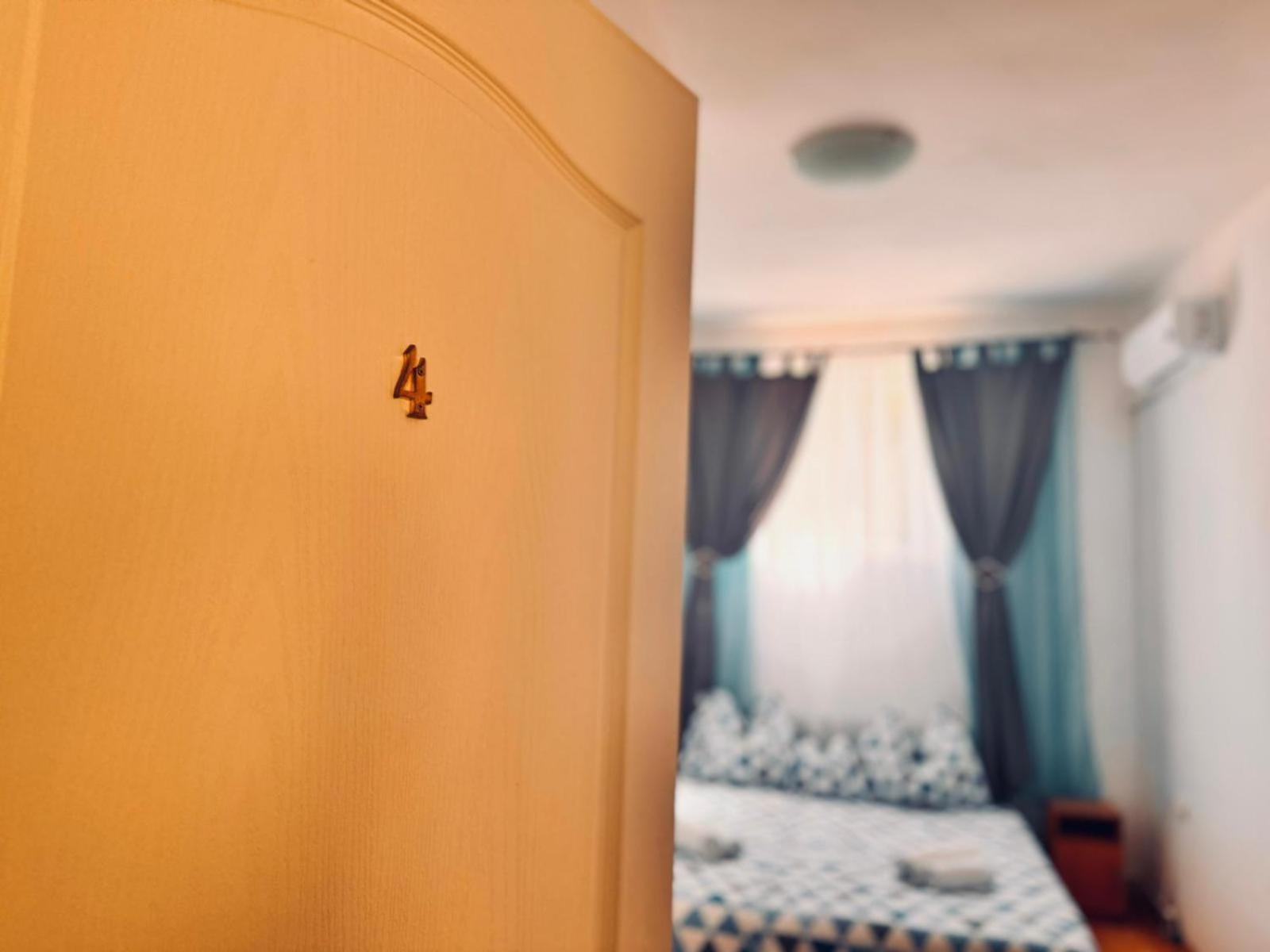 Pensiunea Schwartzy Hotel Mako Ngoại thất bức ảnh