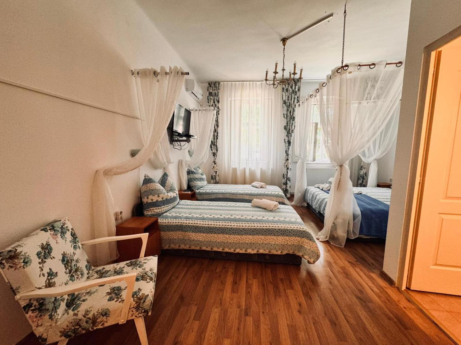Pensiunea Schwartzy Hotel Mako Ngoại thất bức ảnh