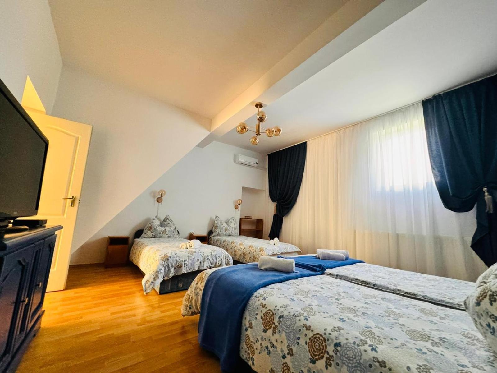 Pensiunea Schwartzy Hotel Mako Ngoại thất bức ảnh
