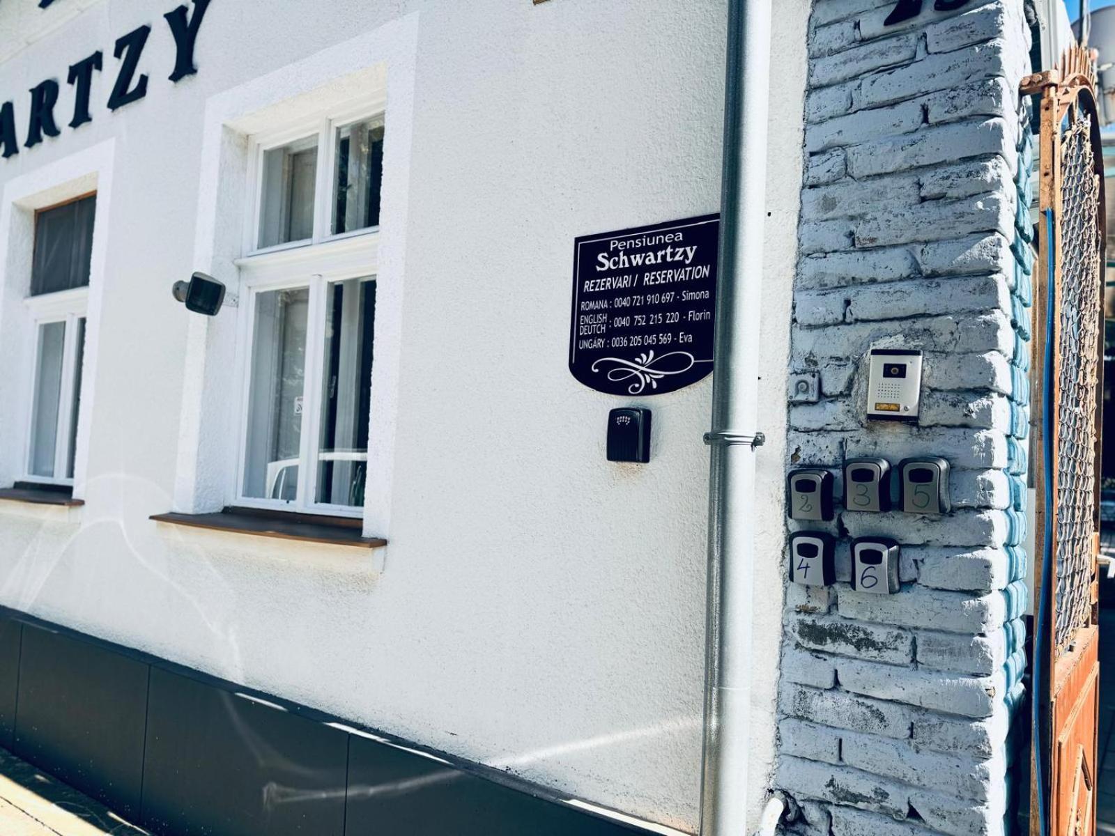 Pensiunea Schwartzy Hotel Mako Ngoại thất bức ảnh