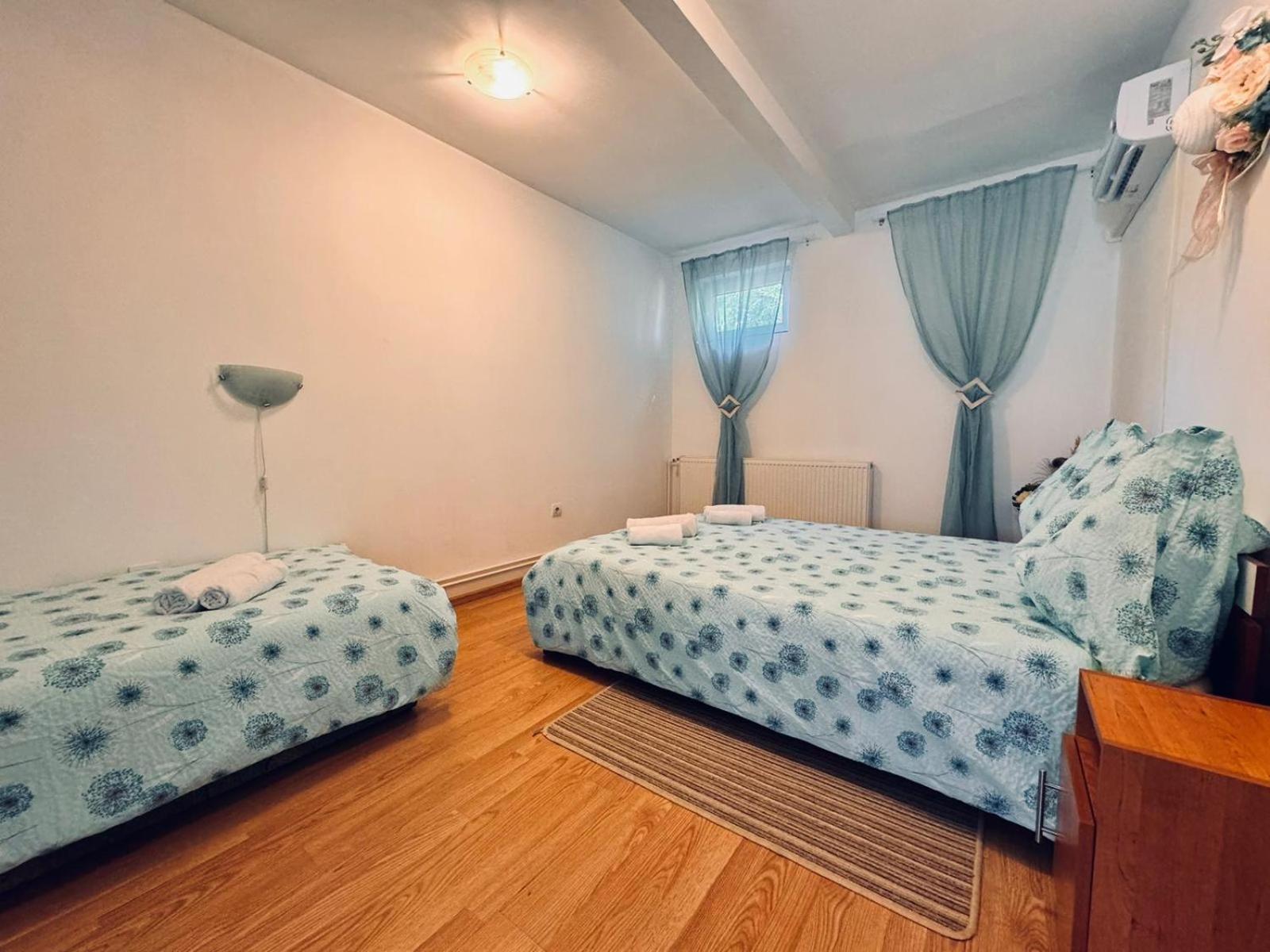 Pensiunea Schwartzy Hotel Mako Ngoại thất bức ảnh