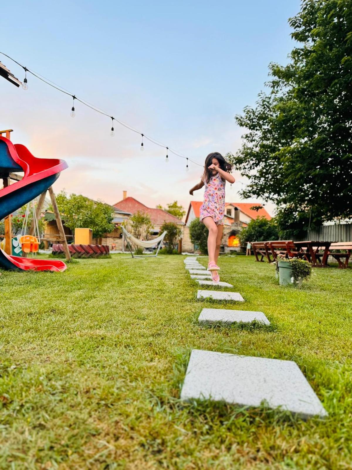 Pensiunea Schwartzy Hotel Mako Ngoại thất bức ảnh